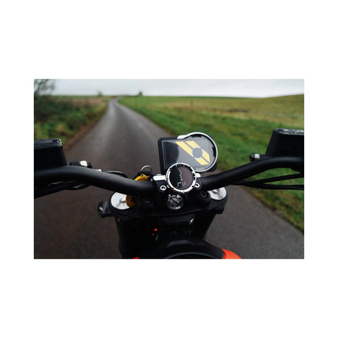 BEELINE Moto II am Motorradlenker während der Navigation