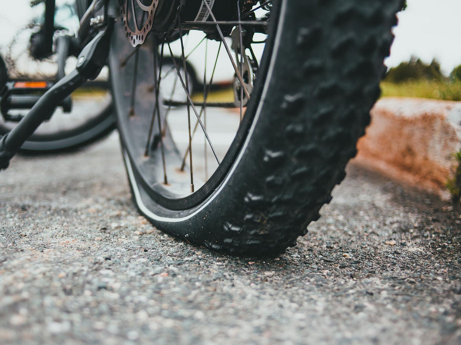 Platter Reifen am Vorderrad eines Mountainbikes, der Mantel liegt flach auf dem Asphalt auf