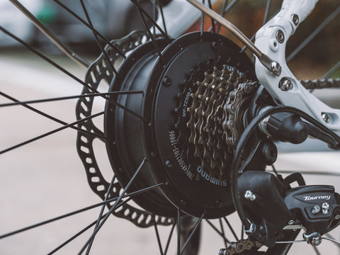 Hinterradnabe eines E-Bikes mit Shimano-Schraubkranz, Tourney-Schaltwerk, Kette und Bremsscheibe aus kurzer Distanz