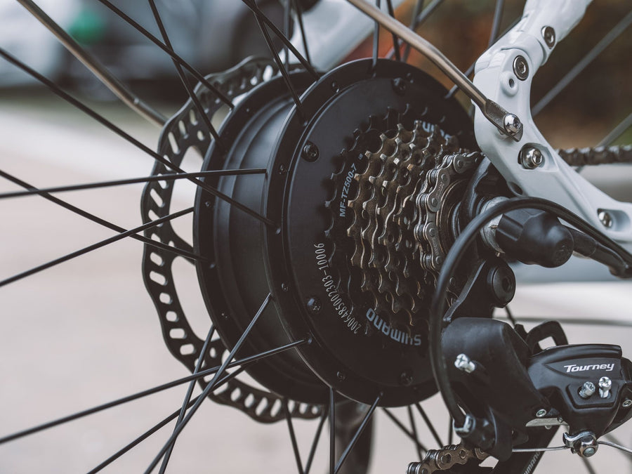 Hinterradnabe eines E-Bikes mit Shimano-Schraubkranz, Tourney-Schaltwerk, Kette und Bremsscheibe aus kurzer Distanz