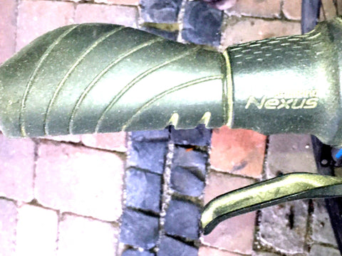 Shimano Nexus Drehgriffschalter am Lenker eines Stadtrads, daneben der Bremshebel