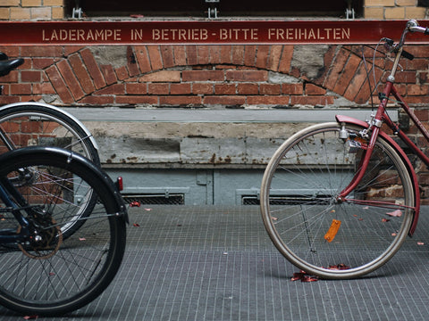 Zwei abgestellte Fahrräder mit Schutzblechen vor einer Berliner Backsteinfassade