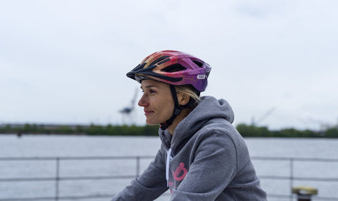 Fahrradhelm ABUS Aduro 2.0 im Alltag getragen, Milieubild