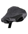 Schwarzer Sattelüberzug aus Polyester mit Wassertropfen auf der Oberfläche