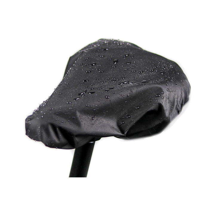 Schwarzer Sattelüberzug aus Polyester mit Wassertropfen auf der Oberfläche