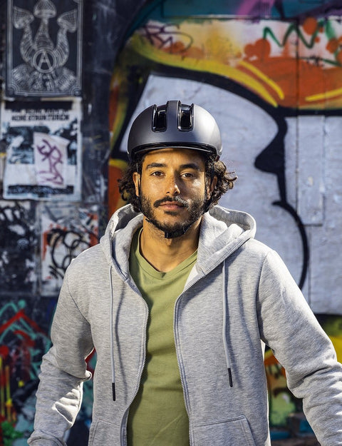 Fahrradhelm ABUS HUD-Y im Alltag getragen, Milieubild