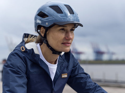 Fahrradhelm ABUS Hyban 2.0 im Alltag getragen, Milieubild