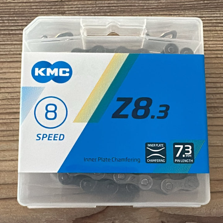 Fahrradkette KMC Z8.3, 8-fach, 7,3 mm Pin-Länge, Originalverpackung, Foto aus unserer Berliner Werkstatt