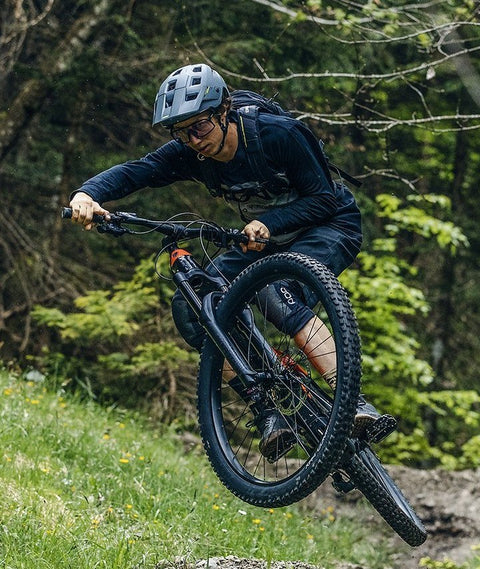 Fahrradhelm ABUS MoDrop beim Mountainbiken, Milieubild