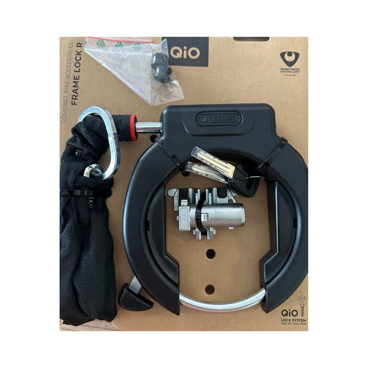 Rahmenschloss-Set QIO Frame Lock R, Originalverpackung mit ABUS Rahmenschloss, Einsteckkette, Akkuschloss-Zylinder und Schlüsseln, Foto aus unserer Berliner Werkstatt
