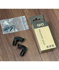 QiO Lock Adapter mit Befestigungsschrauben und Verpackung auf unserem Werkstatttresen