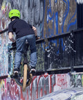 Fahrradhelm ABUS Scraper 3.0 Kid beim BMX-Fahren, Milieubild