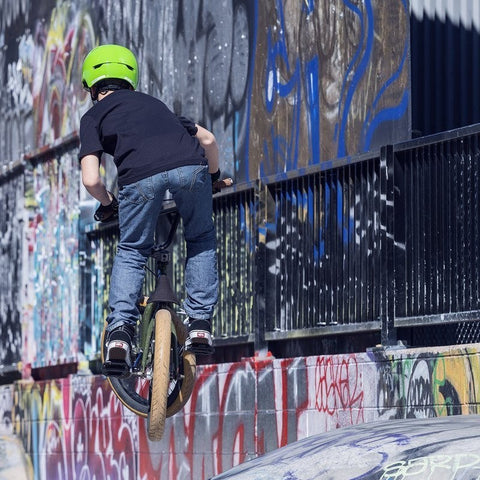 Fahrradhelm ABUS Scraper 3.0 Kid beim BMX-Fahren, Milieubild