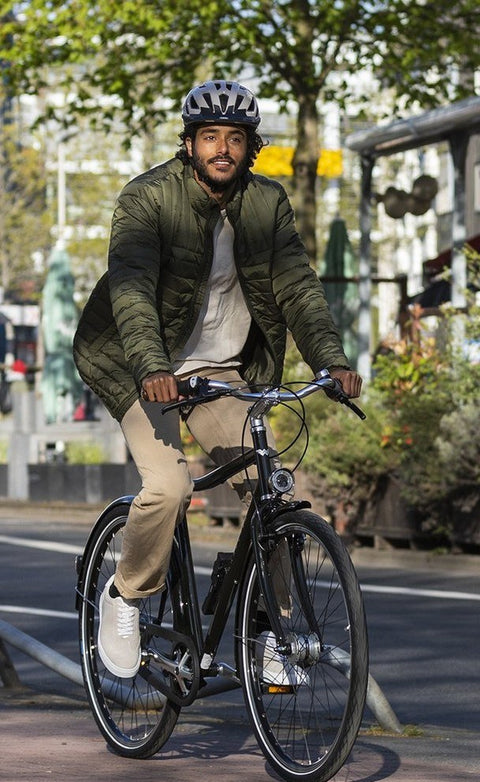 Fahrradhelm ABUS Urban-I 3.0 im Stadtverkehr getragen, Milieubild