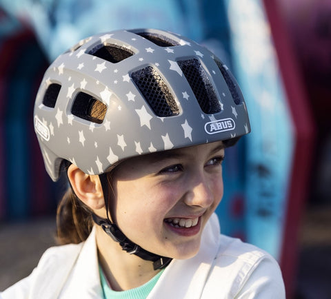 Fahrradhelm ABUS Youn-I 2.0 im Alltag getragen, Milieubild